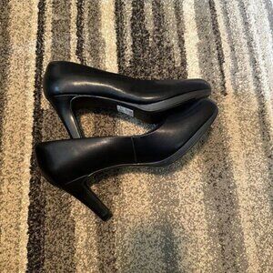 Clarks Collection Adriel Viola Black Leather‎ Classic Pump Heel Women's 11M